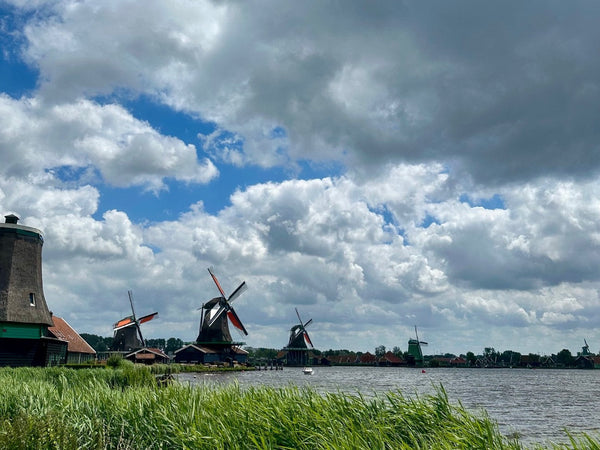 オランダの田舎の風景。風車が描かれている油絵です。サイン有 オランダ風車のある風景」 by 昇｜Artmeter｜暮らしを彩るアート