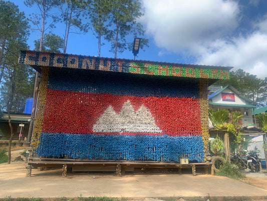 カンボジアのゴミで作られた学校「ココナッツスクール」に潜入！