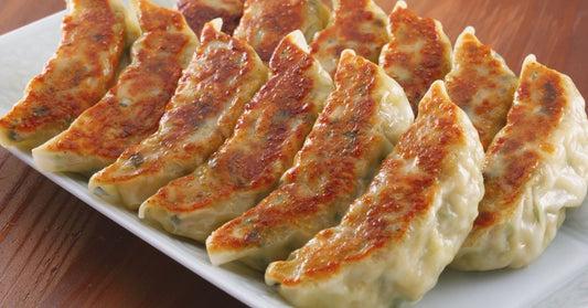 お皿に並べられた焼き餃子