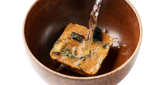 お椀の中のフリーズドライみそ汁にお湯を注いでいる