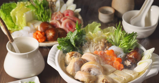 食材の入った鍋と皿など鍋の風景