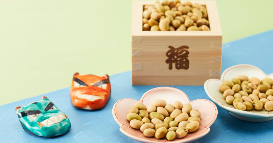 枡や皿に入った福豆と赤・緑の鬼のお面