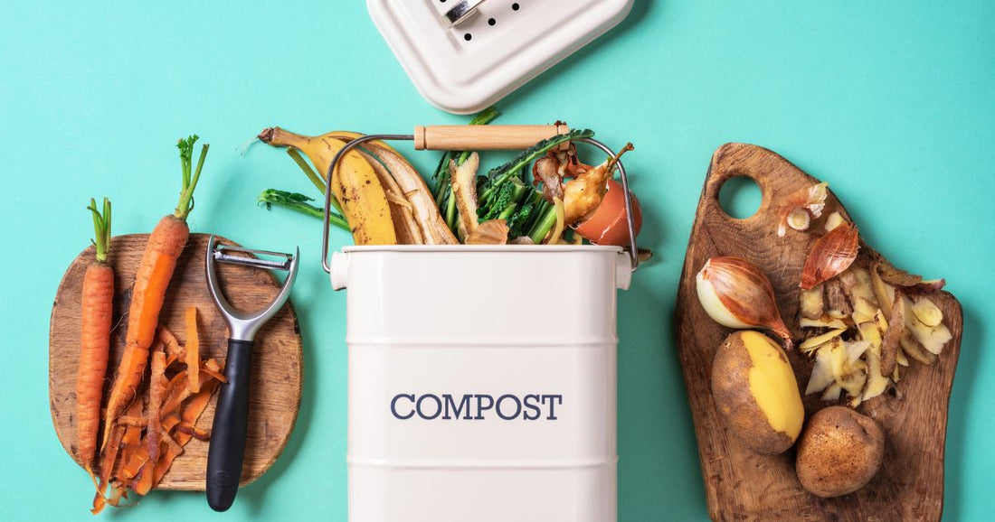金属製のCOMPOSTと剥きかけの野菜