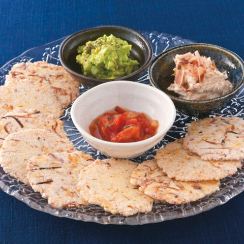 ＜焼津鰹節＞ガツンと効いたダシがたまらない　かつおせんべい（2枚×8p入）【10袋】