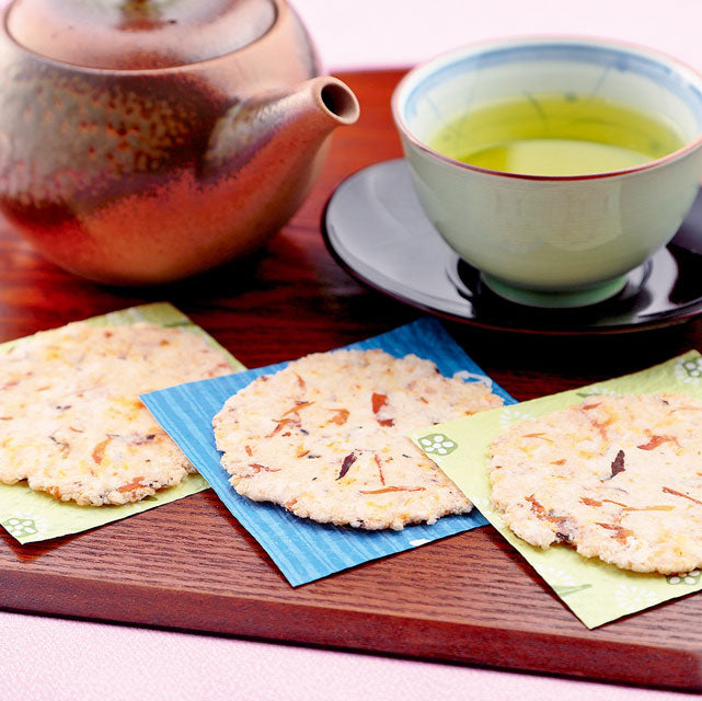 ＜焼津鰹節＞ガツンと効いたダシがたまらない　かつおせんべい（2枚×8p入）【10袋】