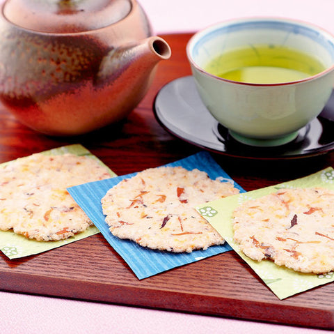 ＜焼津鰹節＞ガツンと効いたダシがたまらない　かつおせんべい（2枚×8p入）【10袋】