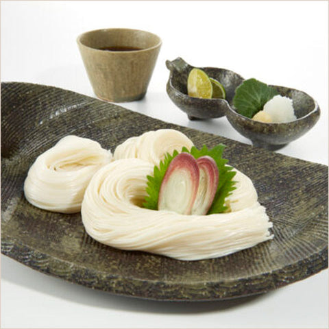 ＜伝統の手延べ製法＞なめらかな喉ごし 三輪素麺